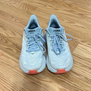 HOKA arahi 6 sneakers